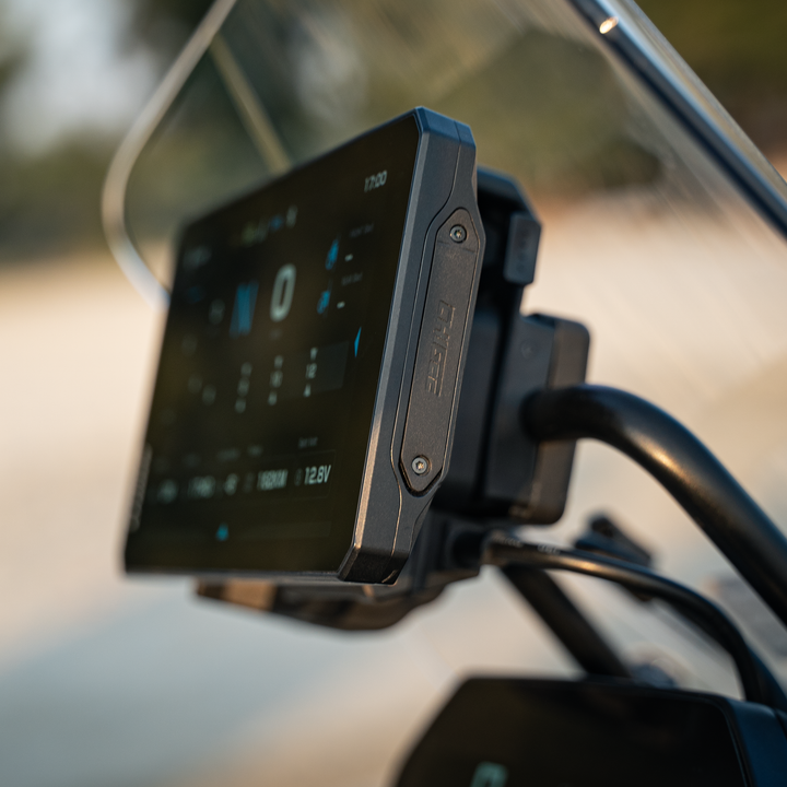 CHIGEE AIO-6 zamontowany na motocyklu BMW za pomocą uchwytu BMW Base