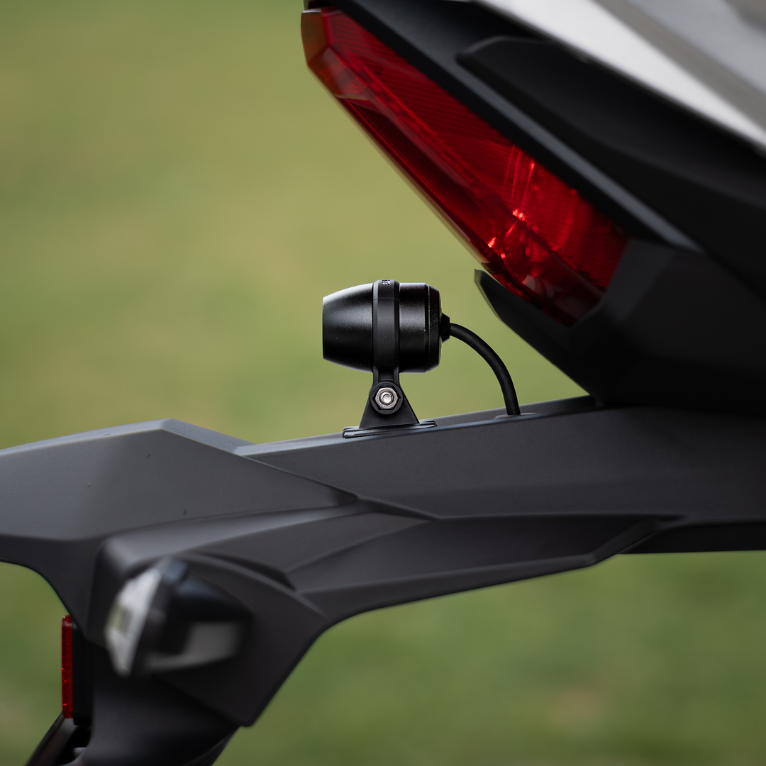 Tylna kamera zestawu CHIGEE AIO-6 zamontowana przy lampie motocykla