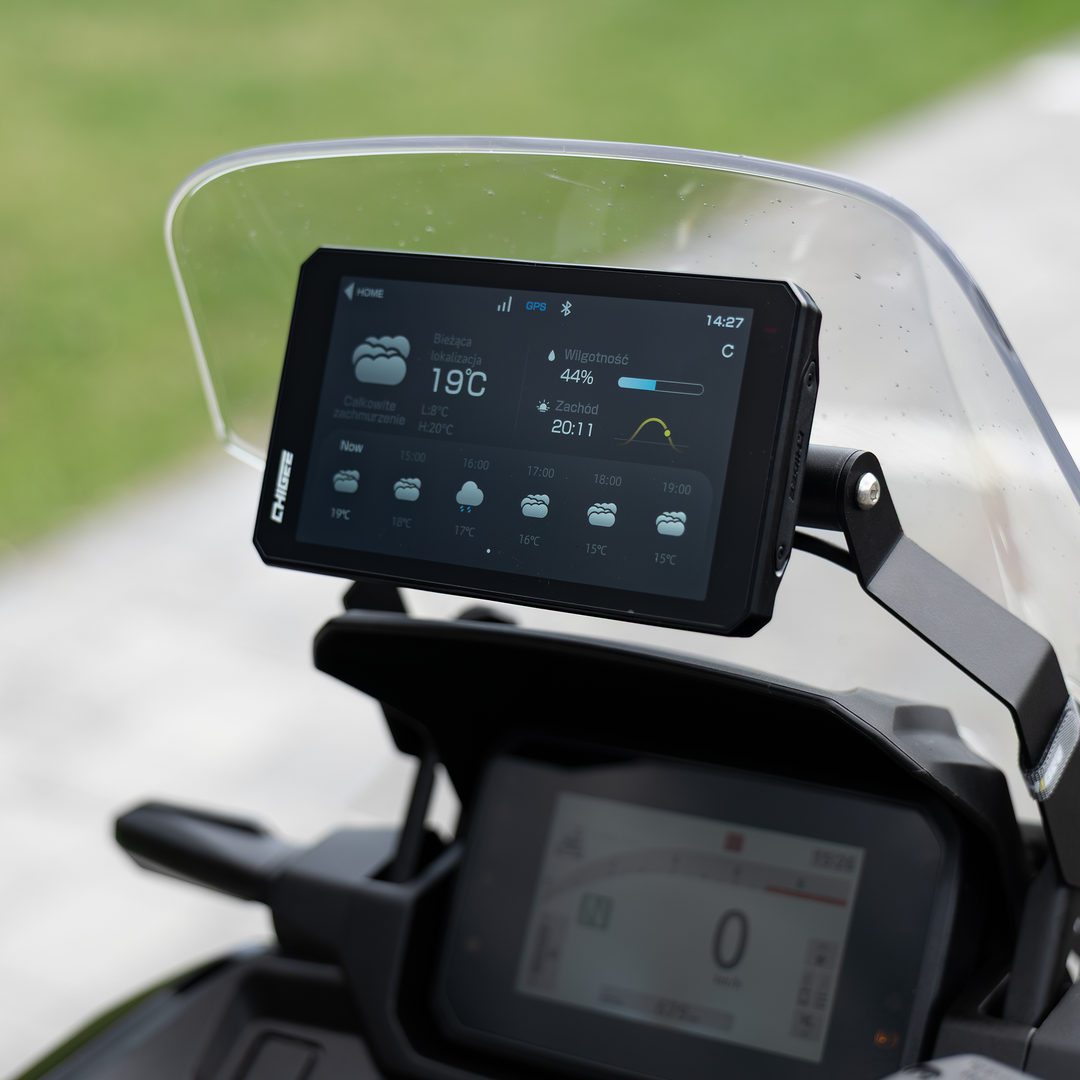 CHIGEE AIO-6 LTE zamontowany na motocyklu z wyświetloną prognozą pogody