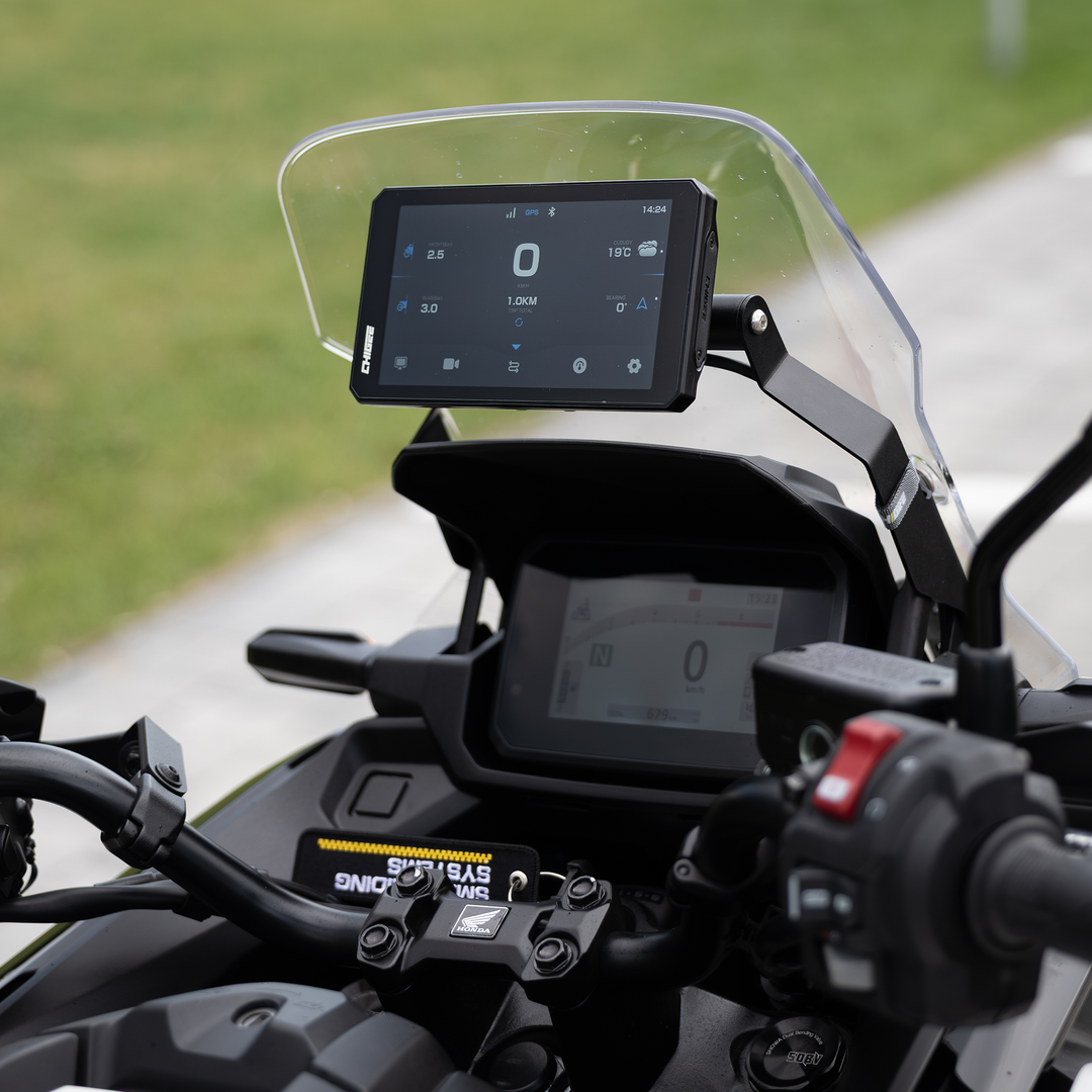 CHIGEE AIO-6 zamontowany na stałe nad kokpitem motocykla