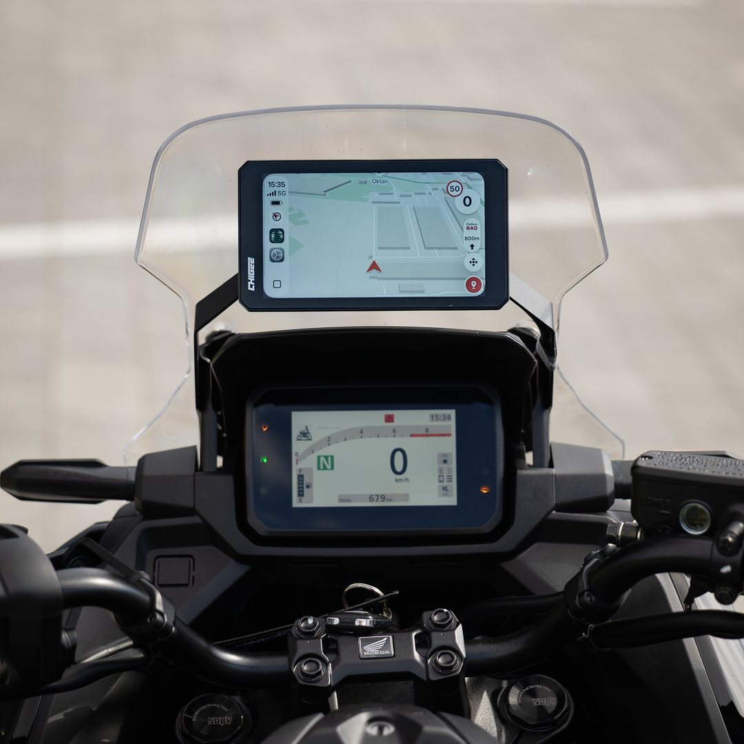 CHIGEE AIO-6 z nawigacją wyświetlaną nad fabrycznym kokpitem motocykla