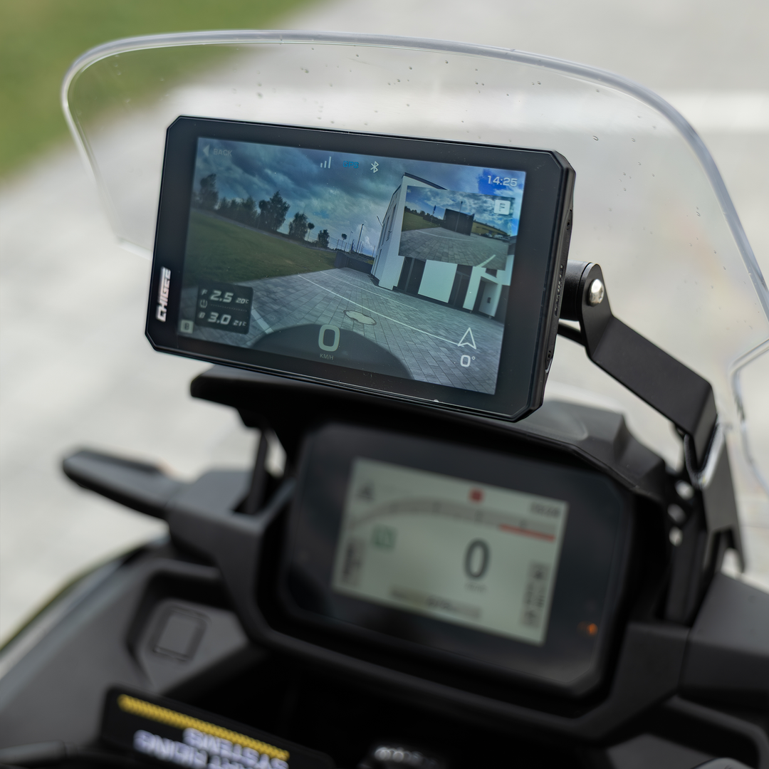 CHIGEE AIO-6 z wyświetlonym podglądem obrazu z kamer motocyklowych