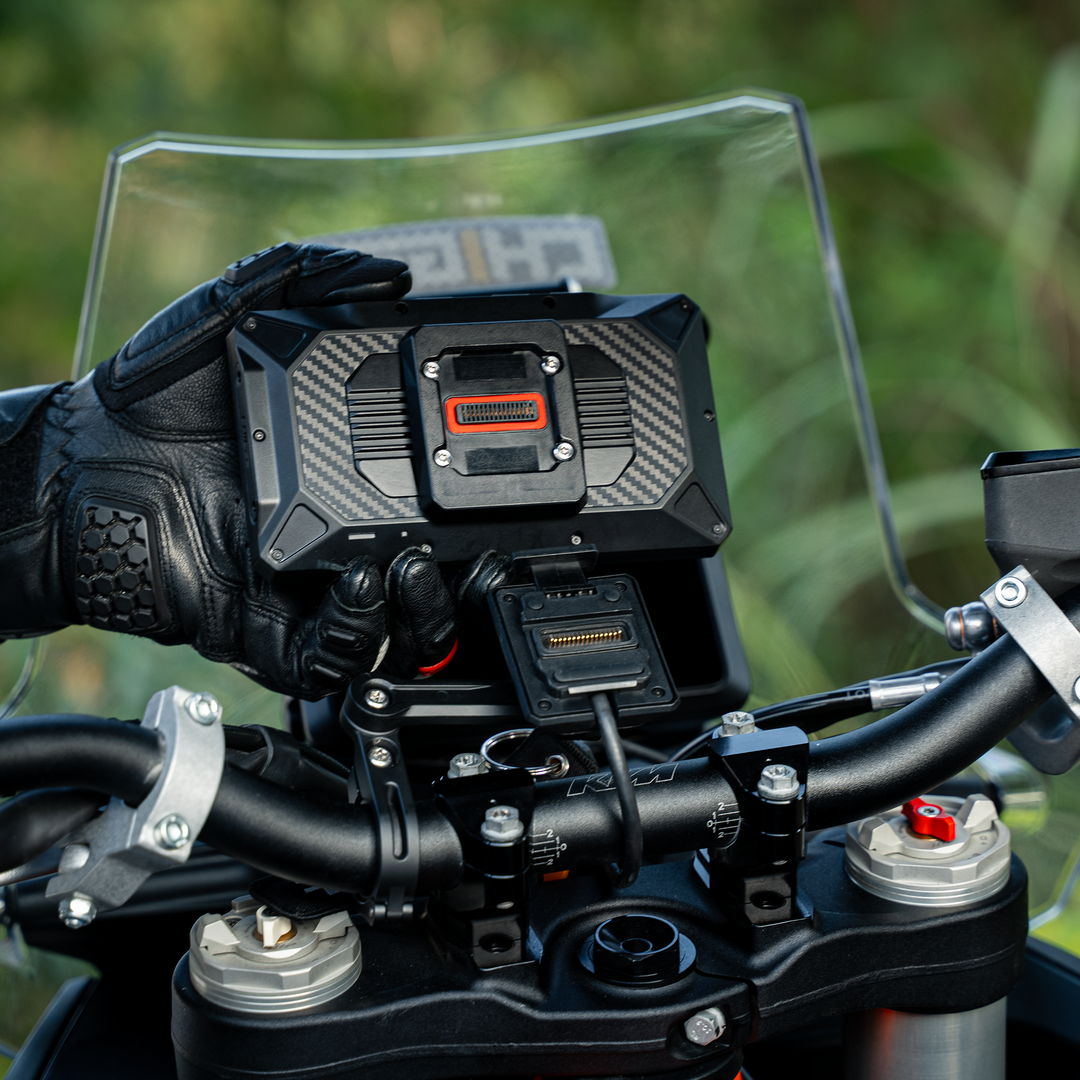 Moduł Quick Release z tyłu CHIGEE AIO-6 podczas dokowania w bazie na motocyklu