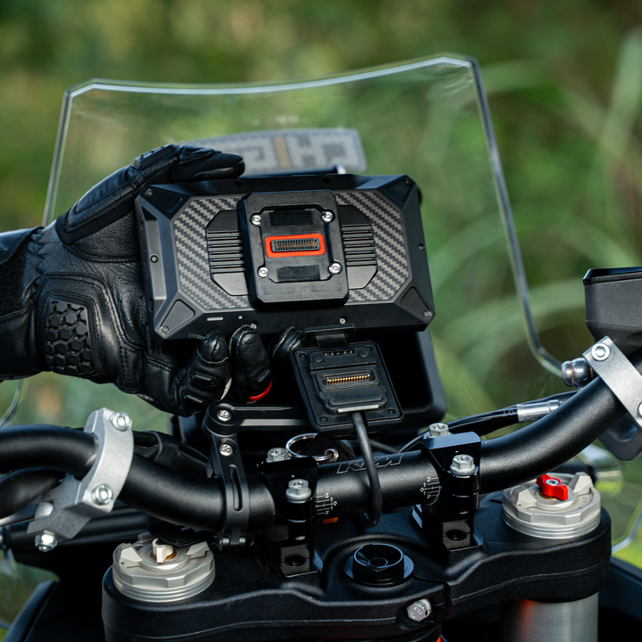 Moduł Quick Release z tyłu CHIGEE AIO-6 podczas dokowania w bazie na motocyklu