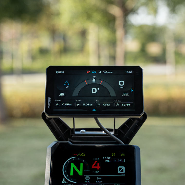CHIGEE AIO-6 zadokowany w bazie Quick Release nad kokpitem motocykla