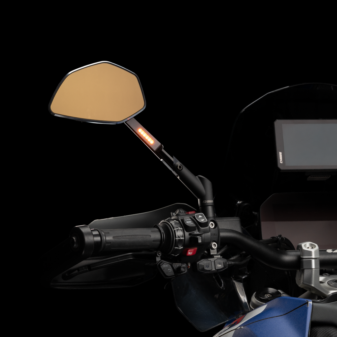 Lusterko RM-1 na kierownicy BMW R 1300 GS z zapalonym wskaźnikiem LED w ramieniu