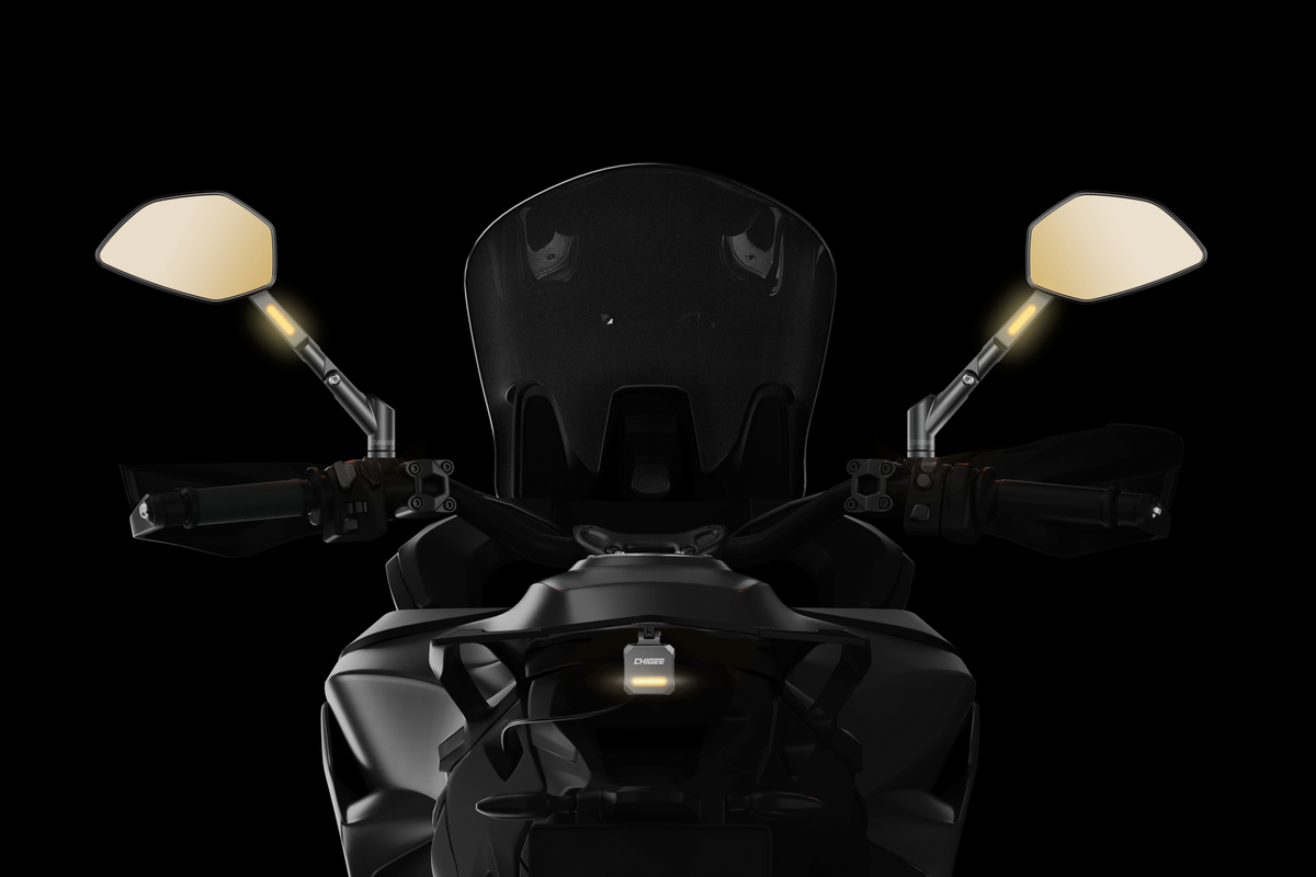 Tył motocykla z parą lusterek RM‑1 i świecącymi wskaźnikami