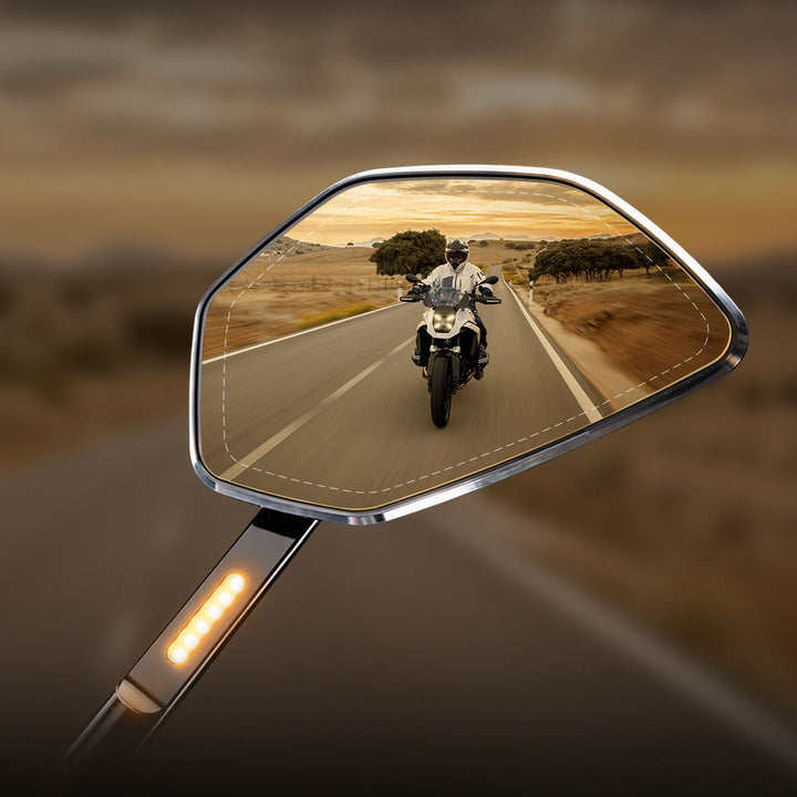 Motocyklista jadący z tyłu, odbity w złotym szkle lusterka RM-1