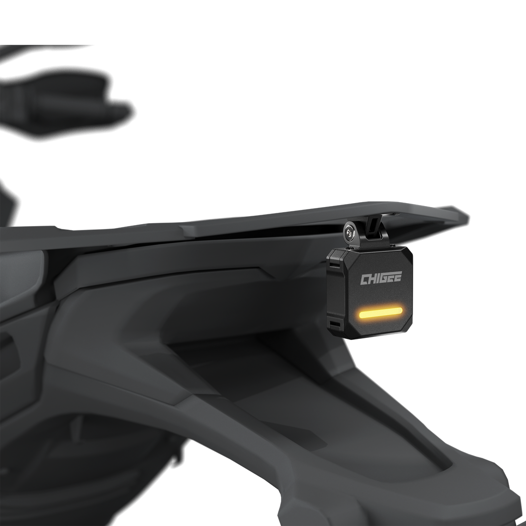 Radar CHIGEE SR-1 zamontowany z tyłu motocykla, pod stelażem bagażnika
