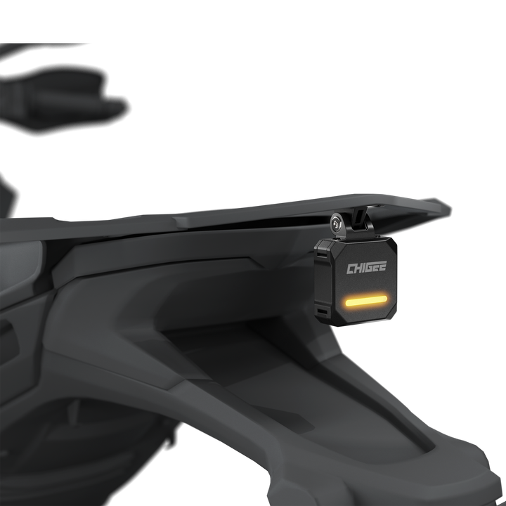 Radar CHIGEE SR-1 zamontowany z tyłu motocykla, pod stelażem bagażnika