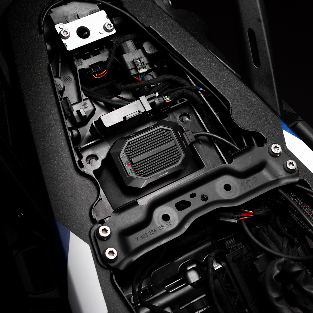 Moduł CHIGEE XR-1 schowany pod siedzeniem motocykla