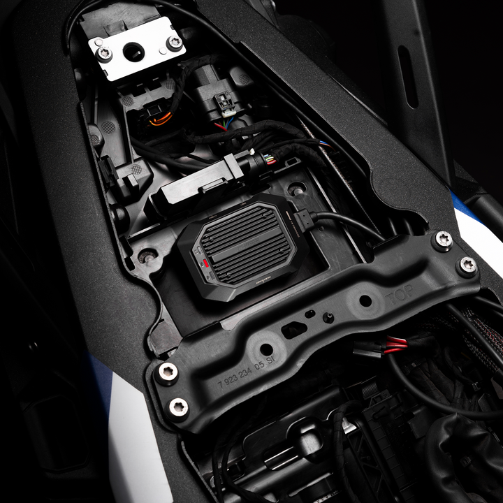 Moduł CHIGEE XR-1 schowany pod siedzeniem motocykla