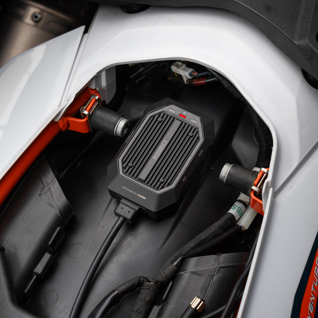 Moduł CHIGEE XR-1 ukryty w tylnej części motocykla, obok wiązki przewodów